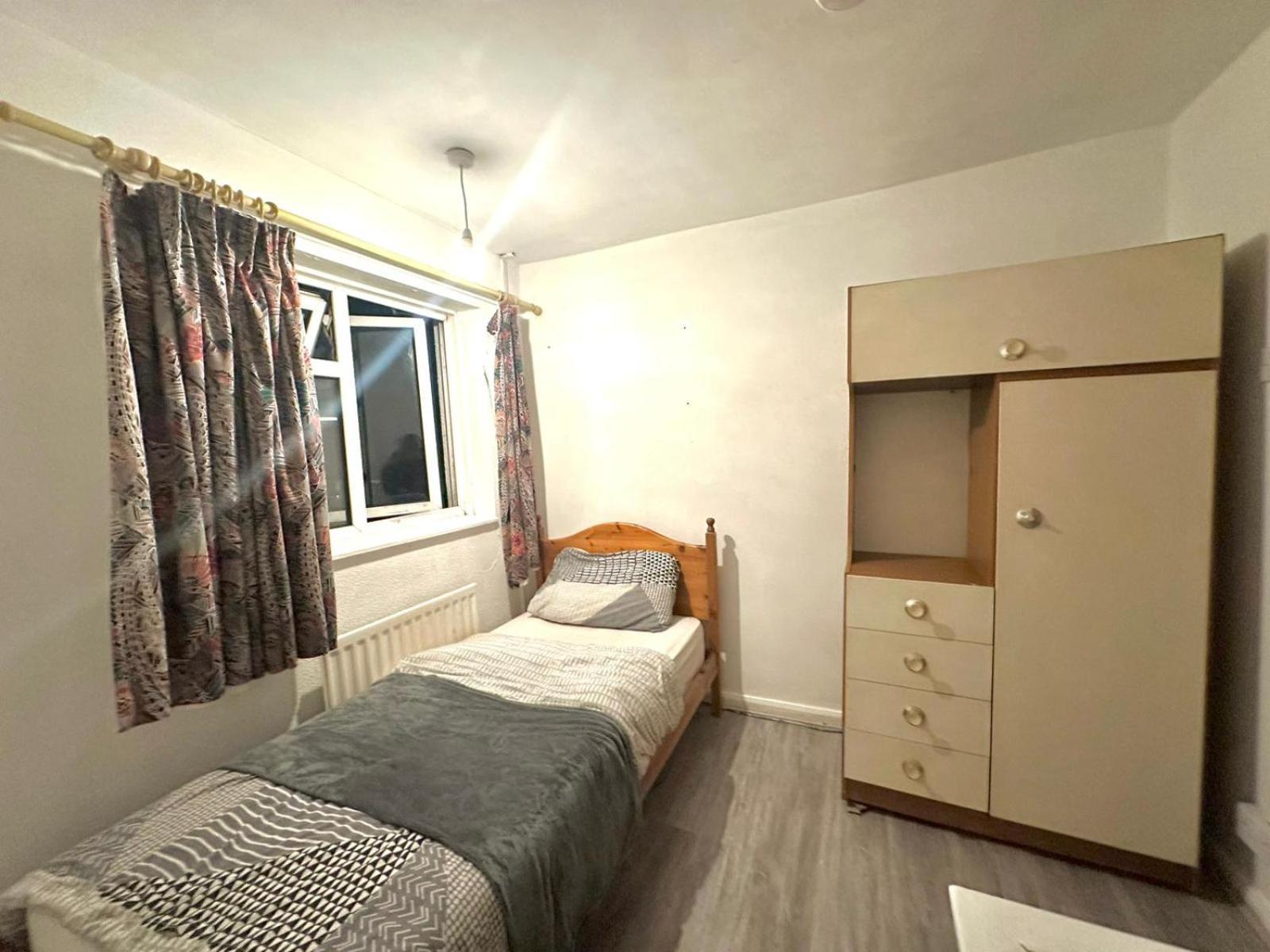 Stevenage Town Centre Hostel - Budget Single Room Ngoại thất bức ảnh